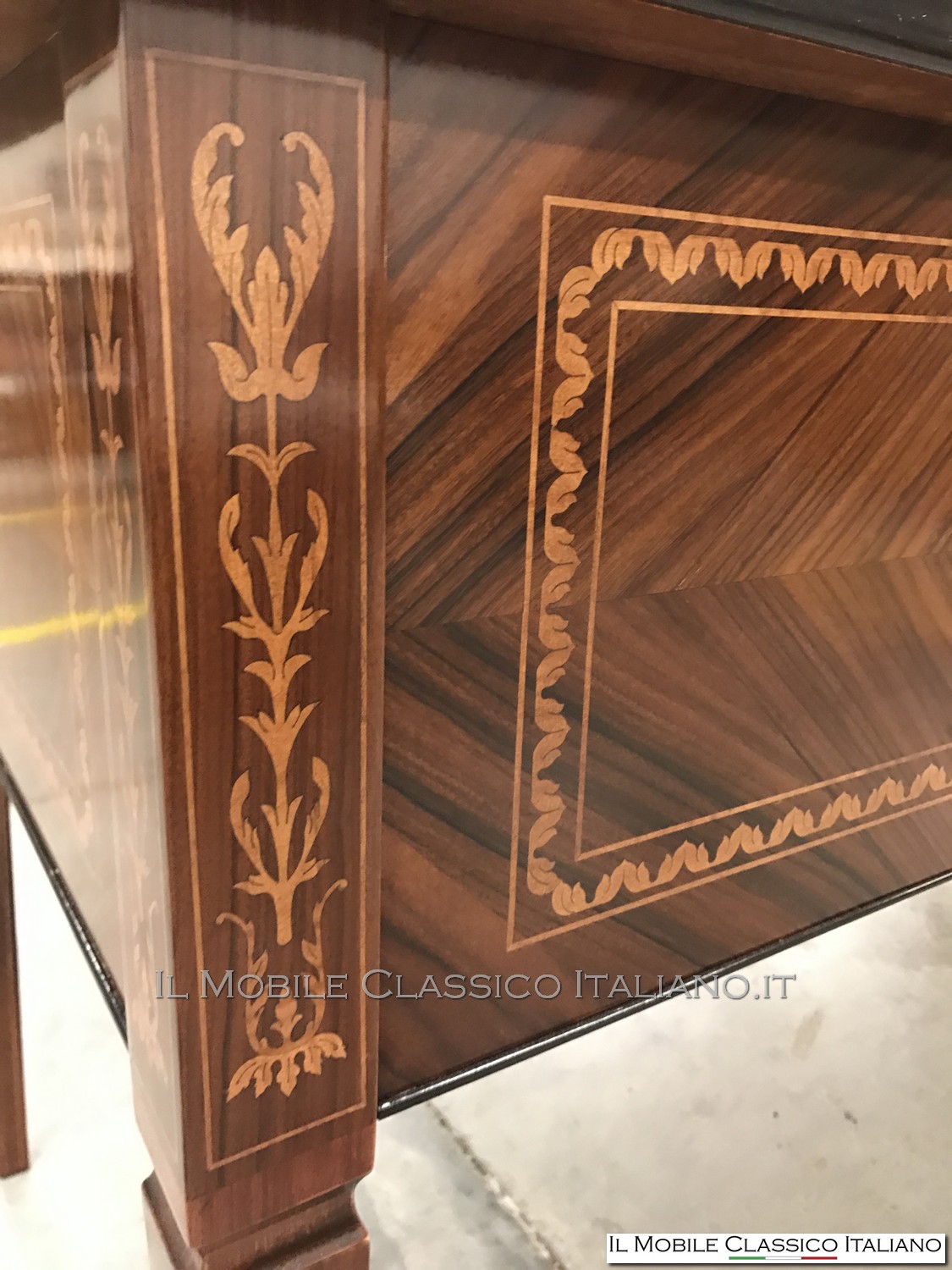 Scrivania personalizzata intarsiata